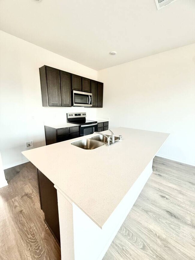 Building Photo - 319 Tall Cedar
