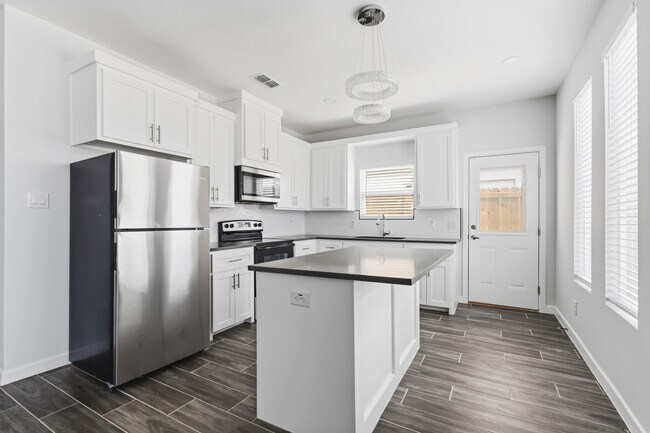 Building Photo - 2904 S Links Dr