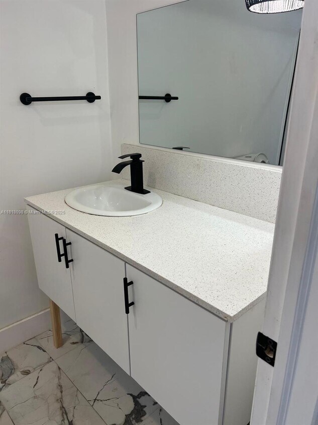 Foto principal - 453 NW 25th Ct