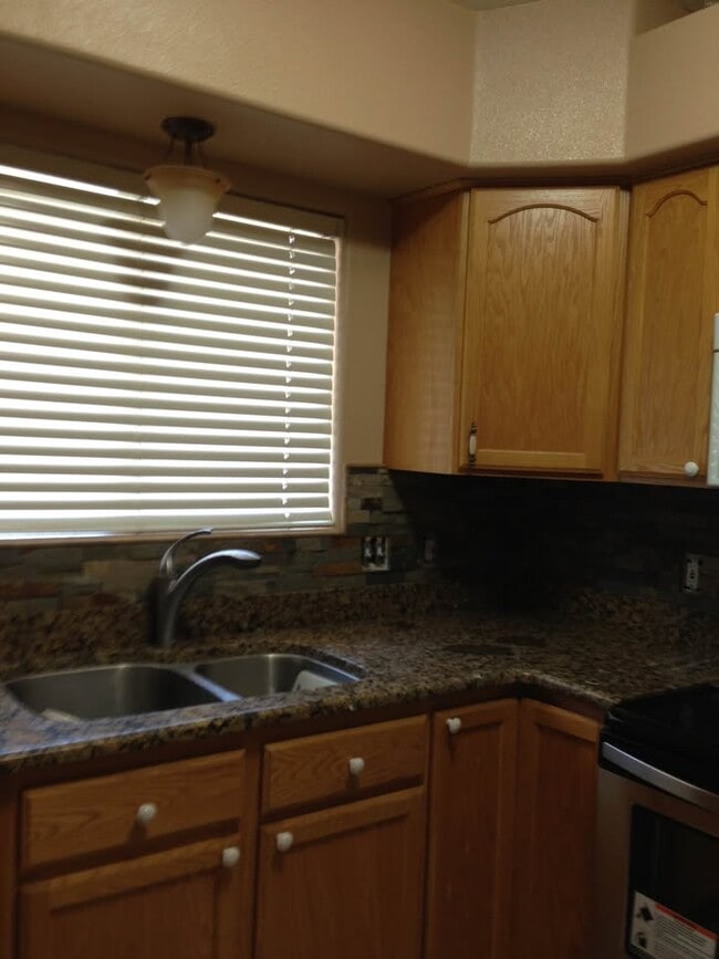 Building Photo - 89 N Paradise Way