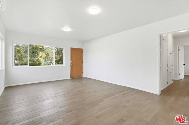 Foto del edificio - 4110 Division Pl