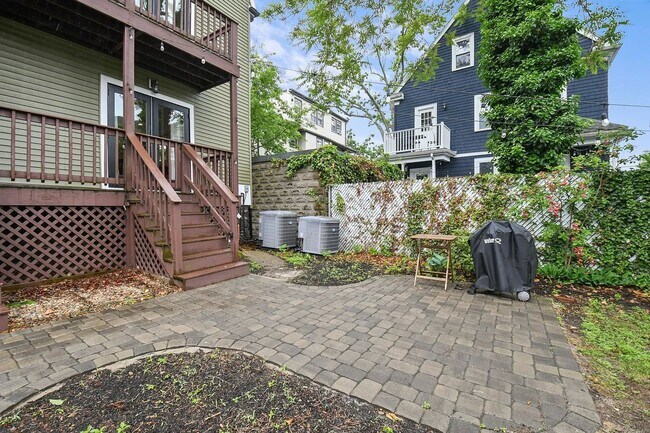 Building Photo - Renovated Apartment in Medford