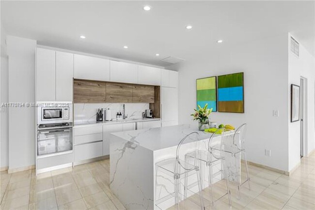 Building Photo - 4925 Collins Ave