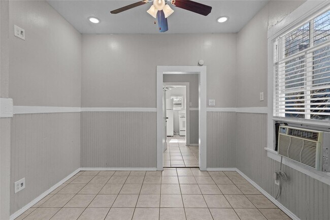 Building Photo - Cozy 1-bedroom 1-batn duplex on Galveston Island