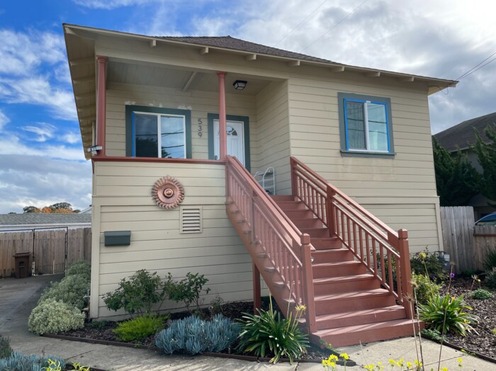 Primary Photo - VACATION RENTAL! -- Centrally Located Cott...