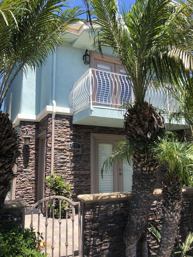 Foto principal - Three-story downtown home two blocks from ...