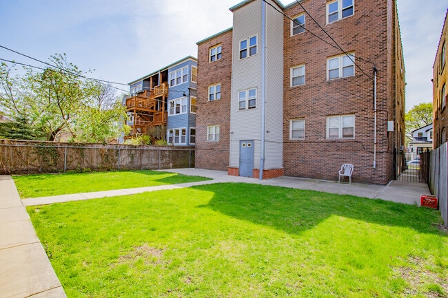 Building Photo - 2534 W Winnemac Ave