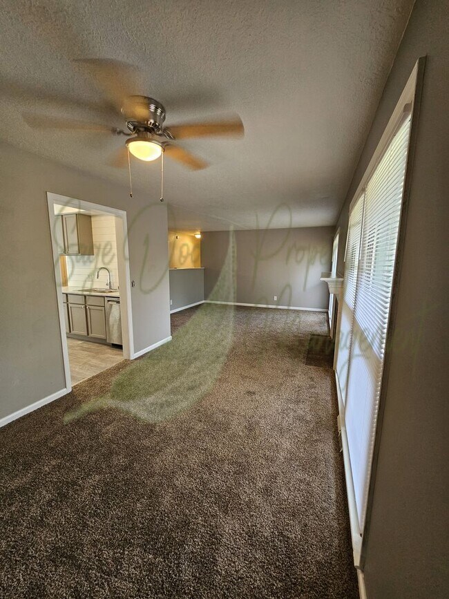 Foto del edificio - DESIRABLE RAYTOWN LOCATION!!!