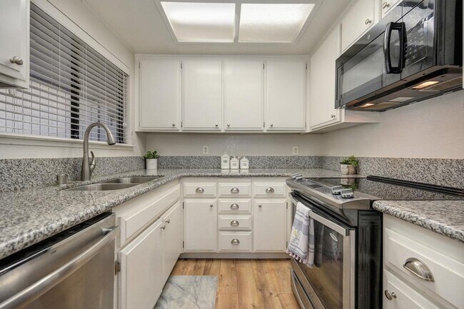 Foto del edificio - Beautiful upgraded cozy single story 1 bed...