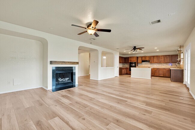 Building Photo - Spacious 5-Bedroom Beauty in Fox Grove –  with Community Perks!