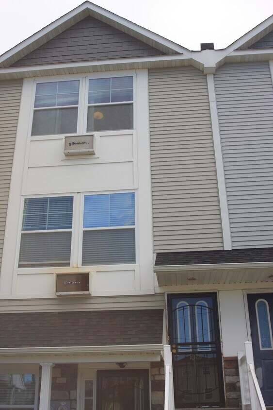 Primary Photo - 102 Horizon Ln