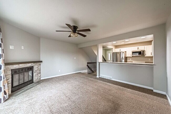 Foto del edificio - Beautiful Townhome with 3bedrooms and 3 bathrooms, and 1 car garage for rent.