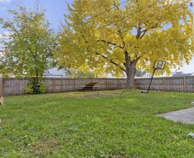 Private Yard - 116 W Maes Ave