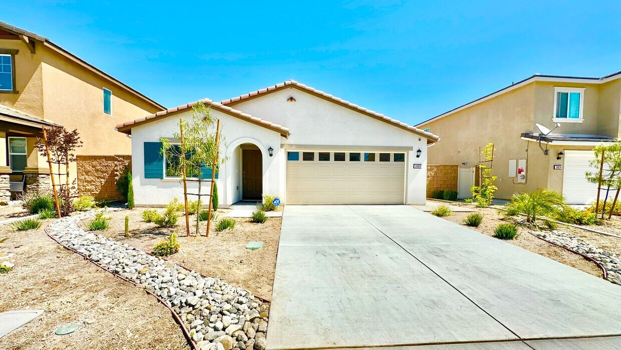 Primary Photo - Beautiful Brand New Construction Single St...