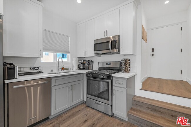 Foto del edificio - 1540 N Bronson Ave