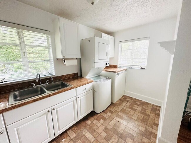 Foto del edificio - 1016 Atkins Pl