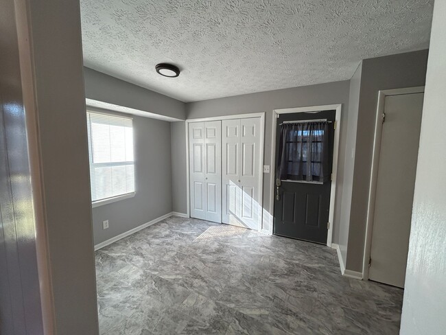 Building Photo - 2002 Peek Dr