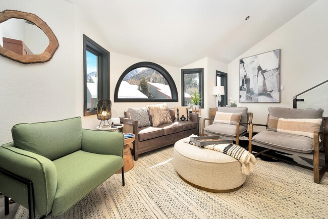 Building Photo - 280 Mahoney Dr