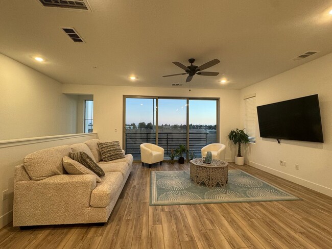 Building Photo - 546 W Mahogany Ln
