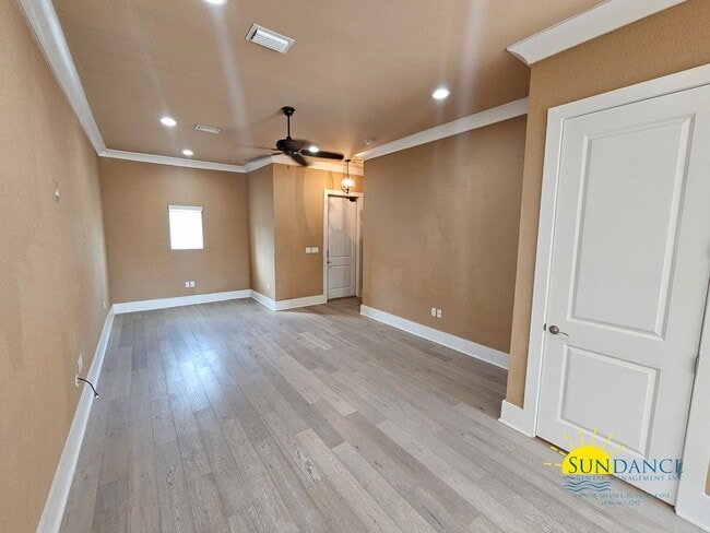 Building Photo - Destin Oaks Townhouse with Community Pool!