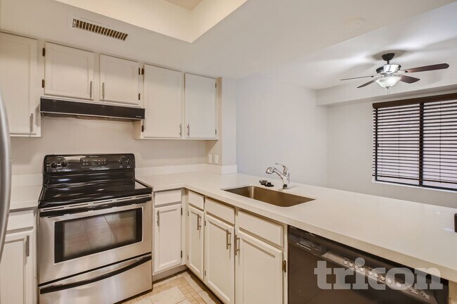 Foto del edificio - 2455 E Broadway Rd