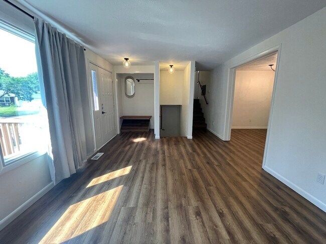 Building Photo - Elegant and spacious home between Kalamazo...