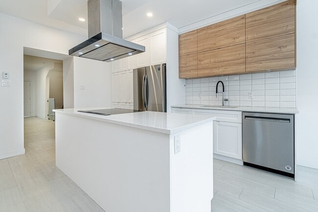 Building Photo - 38 Bd René-Lévesque E