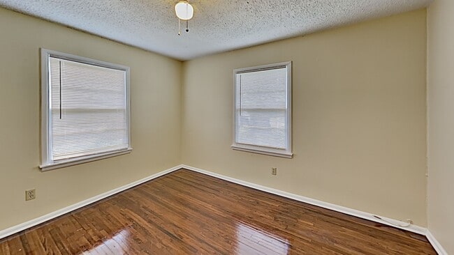 Foto del edificio - Charming 3-Bedroom Home with Spacious Living & Outdoor Retreat!