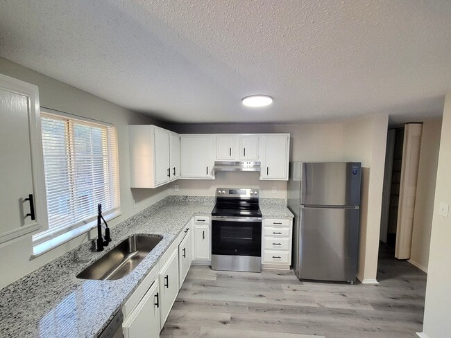 Foto del edificio - 4 Bedrooms in East Charlotte, Split Level ...
