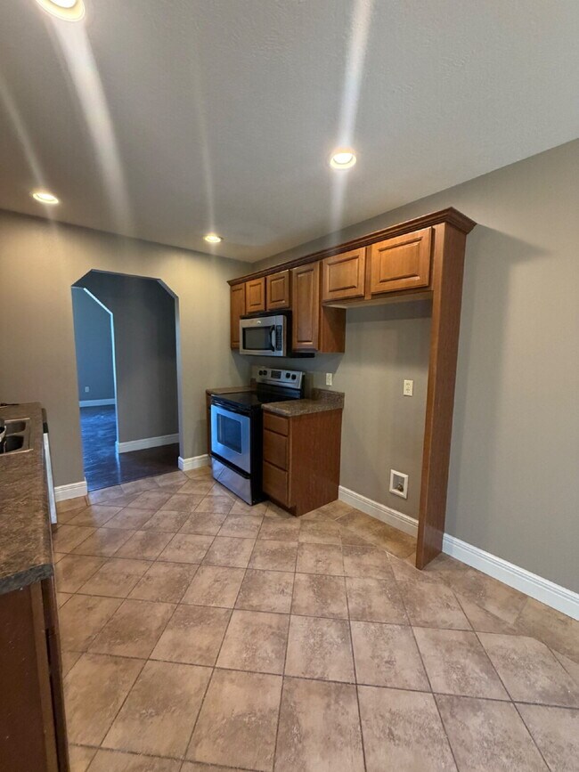 Building Photo - 4 Bedroom / 3 Bath - Horizon Hills / Meadow Ridge (Near Branson school district)
