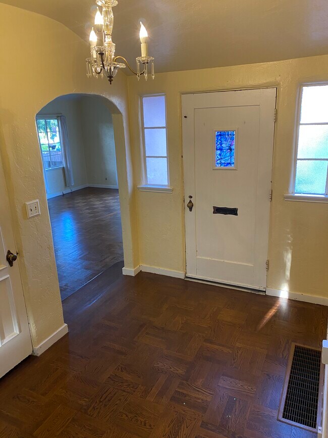 Foto del edificio - 819 N Claremont St