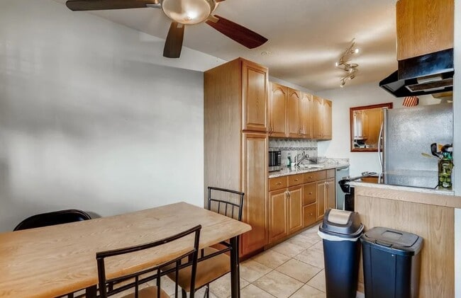 Building Photo - 1233 N Ogden St