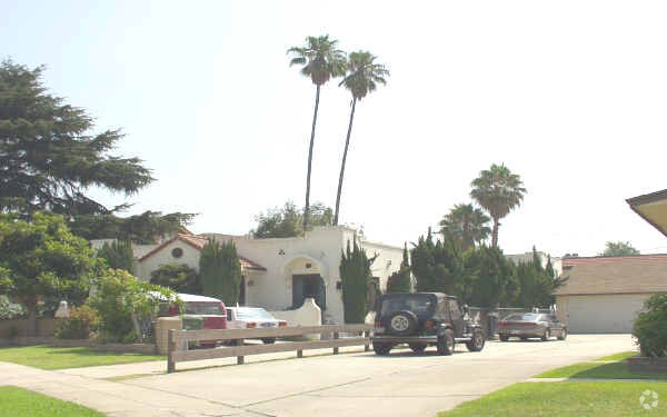 Primary Photo - 108-110 N Huntington Dr