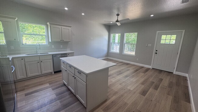 Foto del edificio - 3211 Bourland St