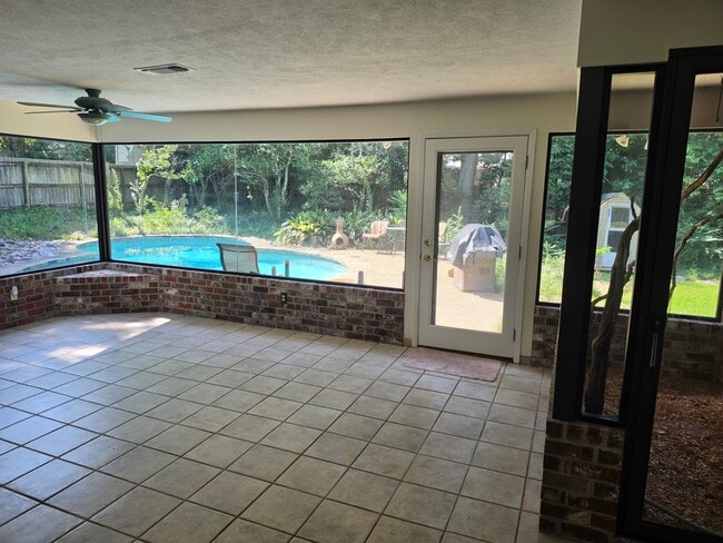 Building Photo - 307 Lakeside Dr