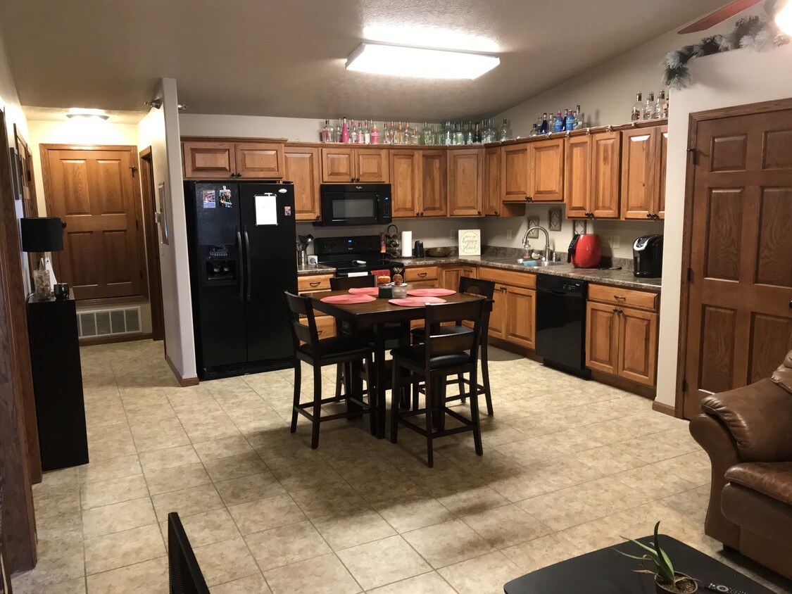 Kitchen - 1430 E Clark St