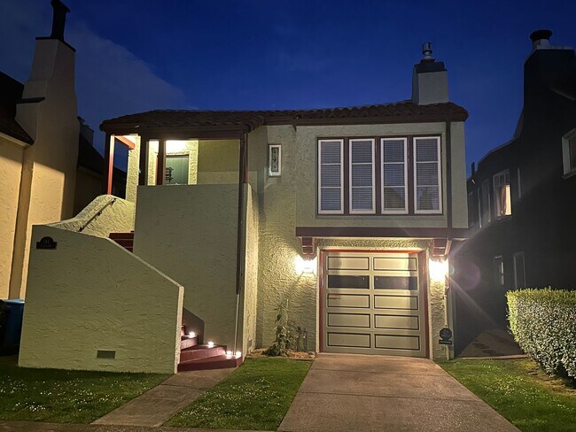 Building Photo - Gorgeous, Large 3 Bedroom 3 Bath House**Ya...