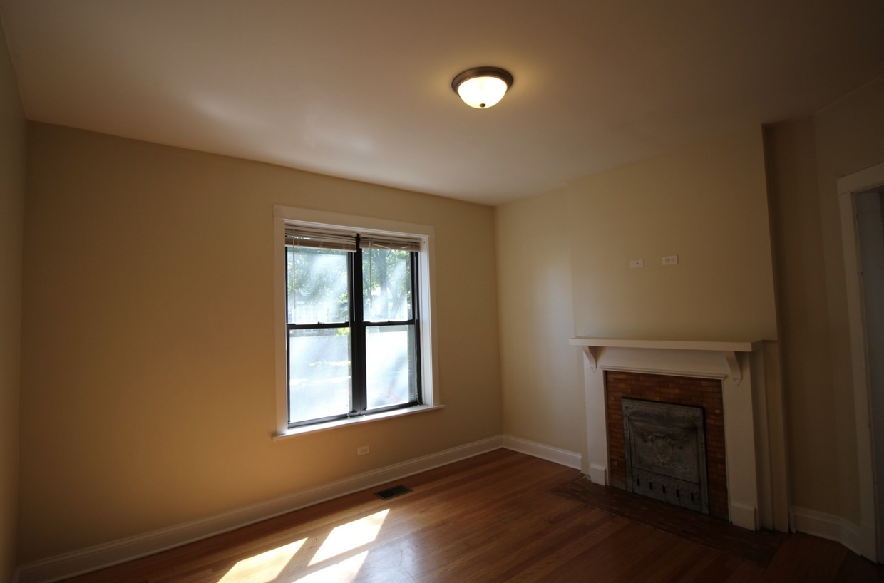 Primary Photo - 2410 W Winnemac Ave