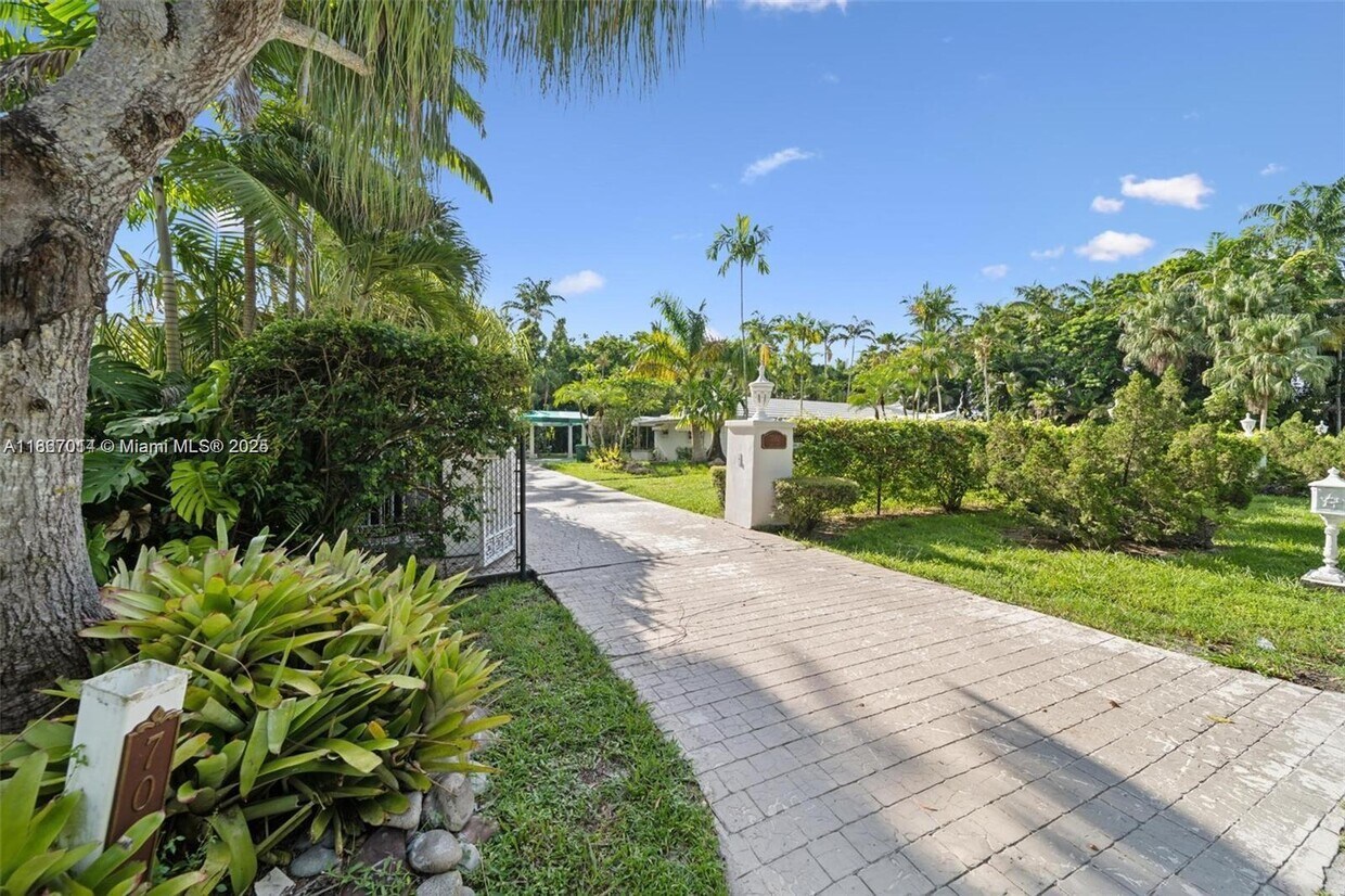 Foto principal - 7080 NW 82nd Terrace