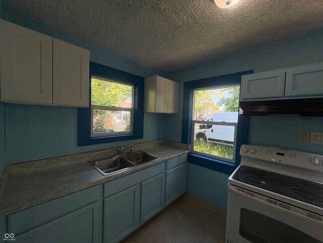 Foto del edificio - 2827 E 18th St