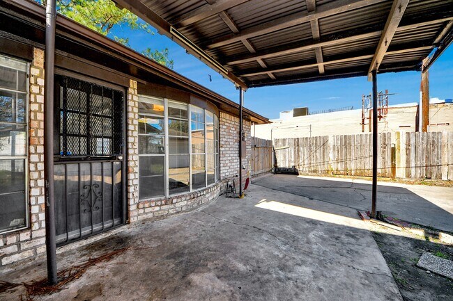 Building Photo - 8011 La Roche Ln