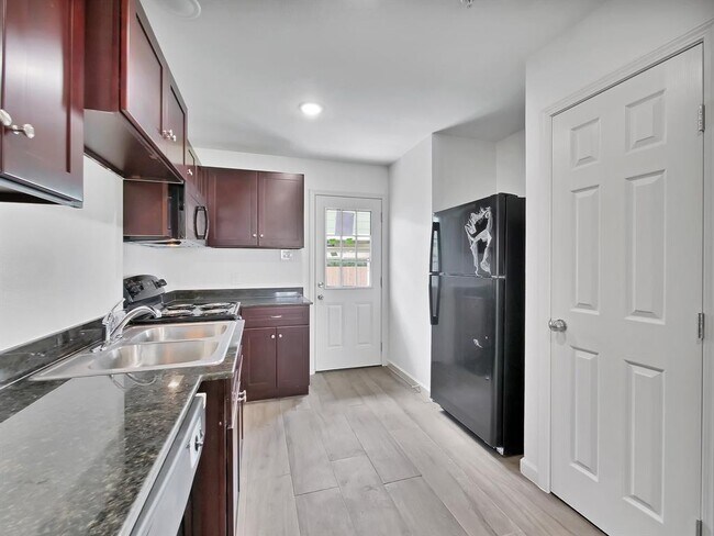 Foto del edificio - 211 Fairfax Ln