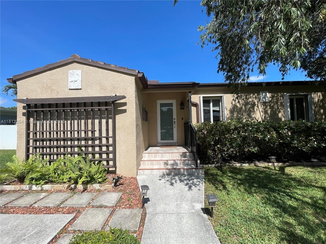 Primary Photo - 557 De Leon Dr