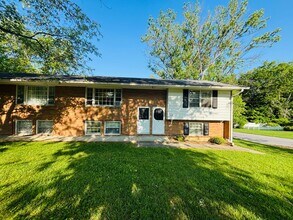 Building Photo - 1605 Lark Ln