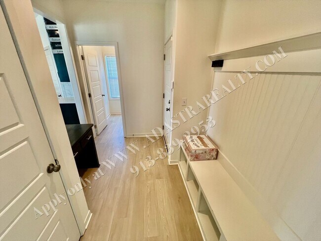 Foto del edificio - Beautiful 4 Bed 3.5 Bath Home in Olathe-Co...