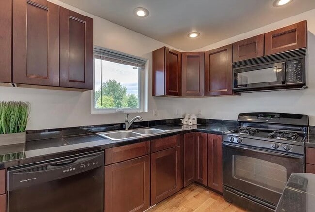Building Photo - 2783 Hedgerow Ct