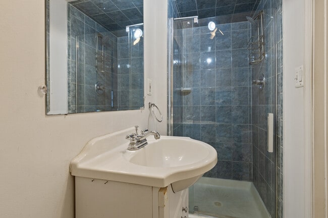 Building Photo - 1713 D St NE