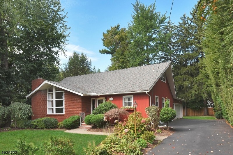 Foto principal - 135 Elmwood Ave