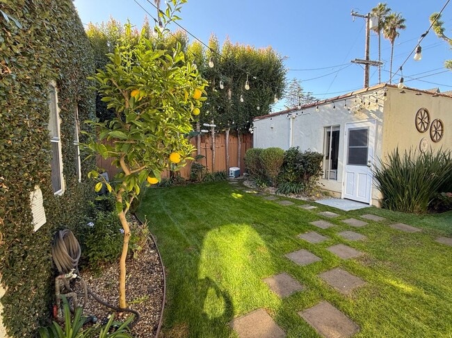 Building Photo - 471 S La Peer Dr