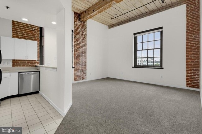 Building Photo - 303 Vine St